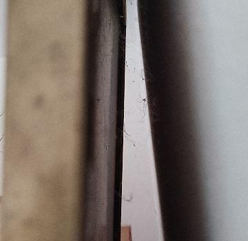 Zwischen Wohnzimmerschrank und Wand